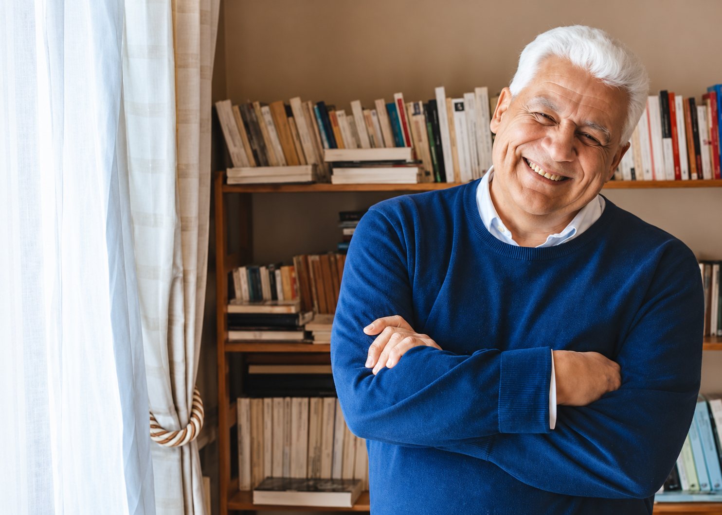 Le Dr Emmanuel Fleury, souriant, bras croisés devant sa bibliothèque
